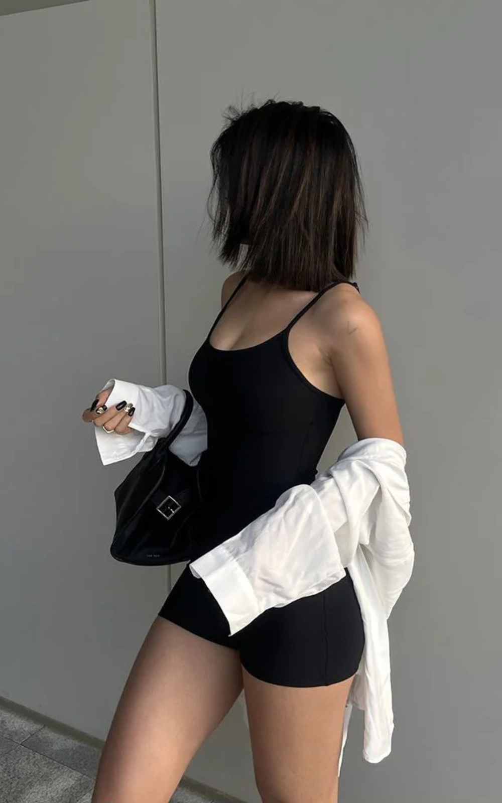 Combinaison Femme Dos Ouvert Noir - Minimalisme et Style