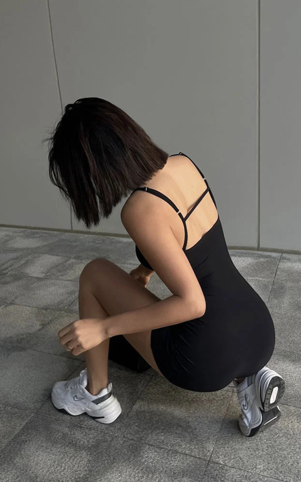 Combinaison Femme Dos Ouvert Noir - Minimalisme et Style
